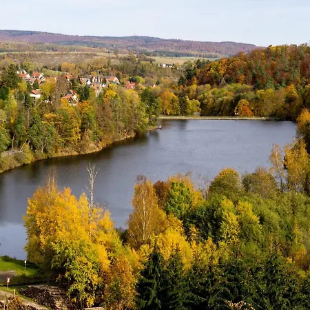 Spacious Lakeview Getaway Lägenhet