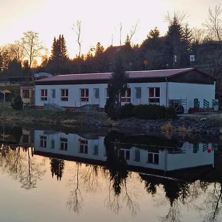 Spacious Lakeview Getaway * Guntersberge