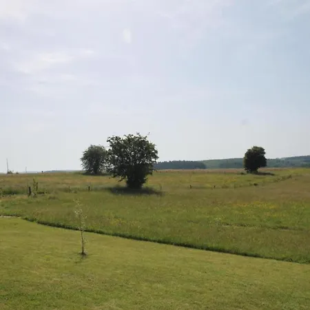 Spacious Lakeview Getaway Güntersberge