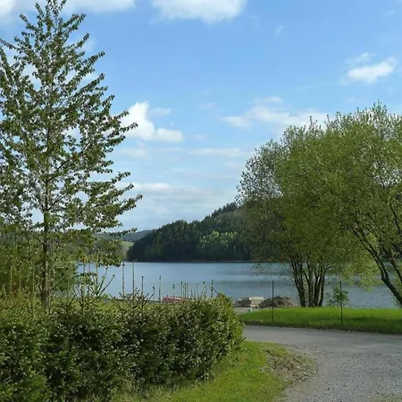 Spacious Lakeview Getaway *