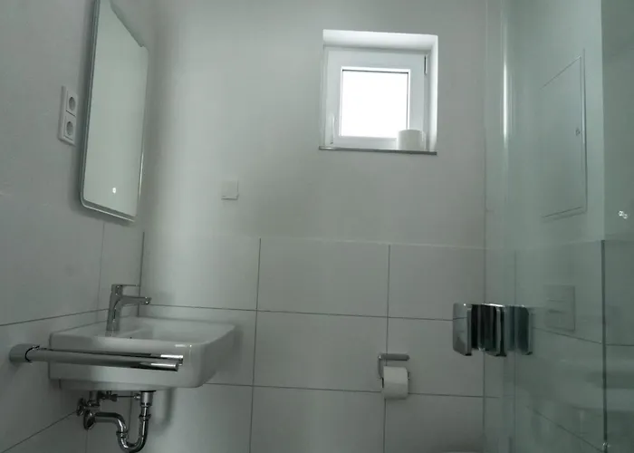 Spacious Lakeview Getaway Lägenhet