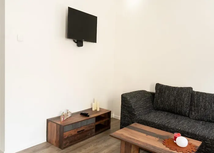 Spacious Lakeview Getaway *