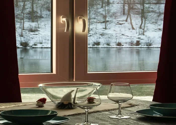 Spacious Lakeview Getaway *