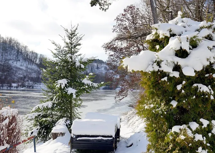 Spacious Lakeview Getaway *