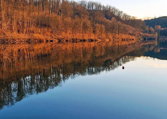 Spacious Lakeview Getaway *