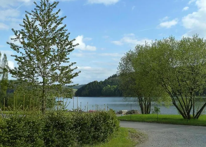 Spacious Lakeview Getaway *